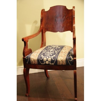 Старинное кресло в стиле Русского ампира начала XIX века.