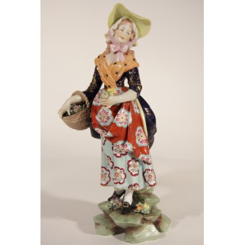 Старинная статуэтка девушки с корзиной немецкой фабрики Volkstedt