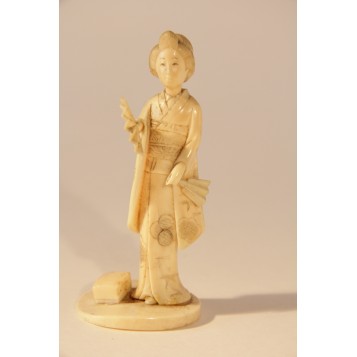 Старинная фигурка дамы с веером - резьба по кости, окимоно