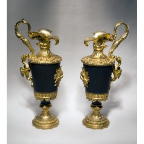 Старинная  пара кувшинов из бронзы - стиль Louis XVI