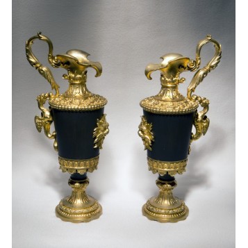 Старинная  пара кувшинов из бронзы - стиль Louis XVI