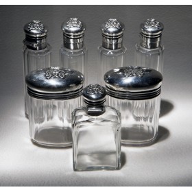 Антикварный набор парфюмерных флаконов D.G.R.