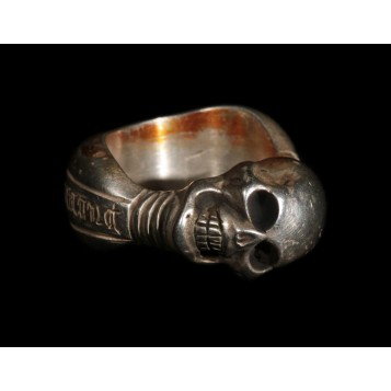Антикварное кольцо Pulvis et umbra sumus