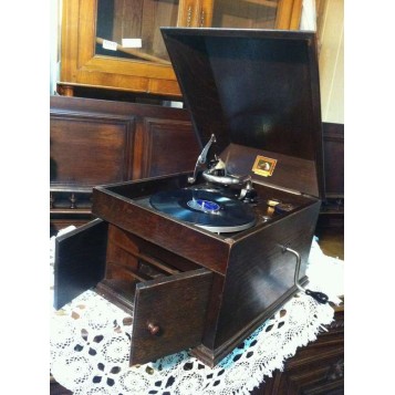 Старинный граммофон, фирма His Masters Voice. Англия, конец XIX века.