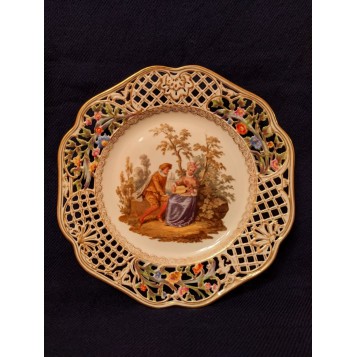 Фарфоровая тарелка с изображением галантной сцены в духе Французского художника Ватто