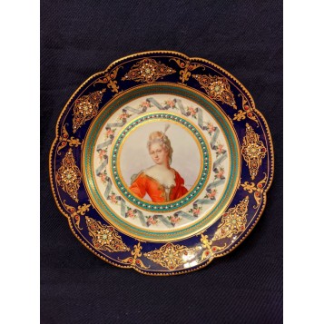Фарфоровая тарелка с  портретом дамы
