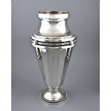 Серебряная ваза для цветов в стиле ампир