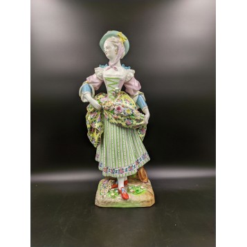 Антикварная фарфоровая статуэтка Дама в шляпке