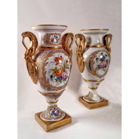 Парные фарфоровые вазы с цветами в стиле Лимож