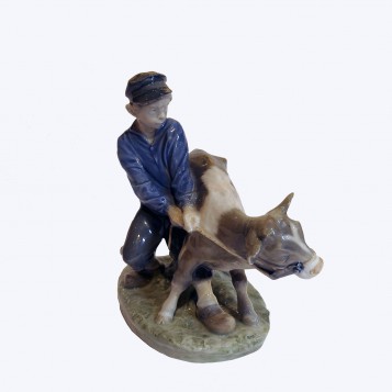 Старинная статуэтка Мальчик, тянущий упрямящегося бычка Royal Copenhagen