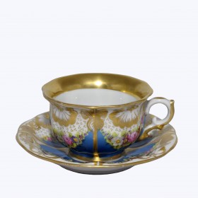 Чайная пара ярко-голубого цвета с орнаментом из цветочных гирлянд