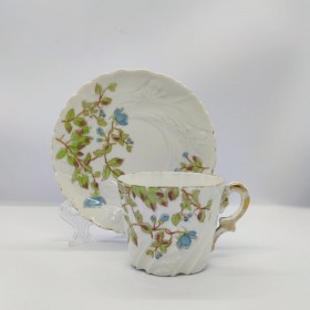 Старинная рельефная чайная пара с цветами Граф Гаррах