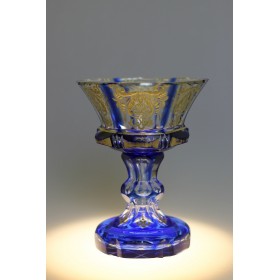 Старинная ваза в форме кубка с кобальтом