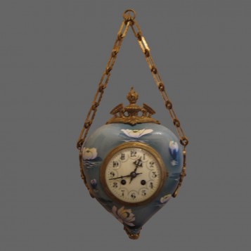 Старинные настенные часы в форме сердца