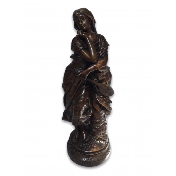 Бронзовая скульптура девушки c мандолиной