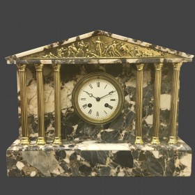 Старинные каминные часы Жапи с античным сюжетом