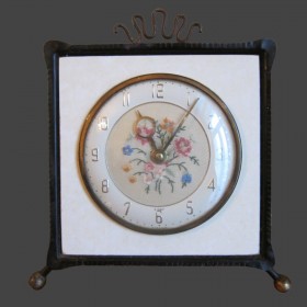 Настольные часы Bentima с ручной вышивкой. Франция, 1952 год