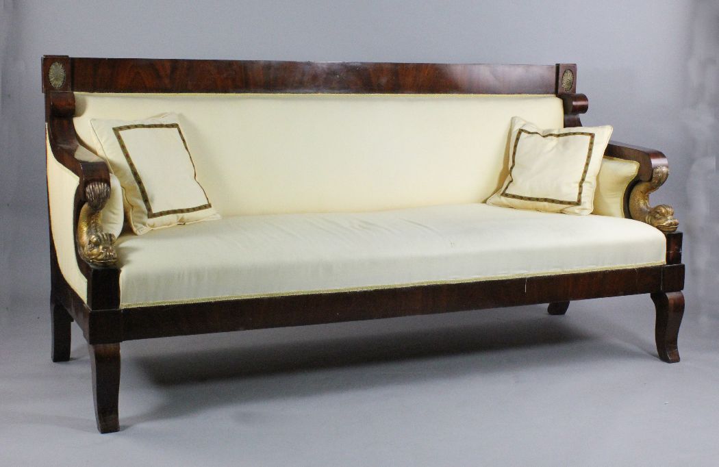старинный диван в стиле ампир